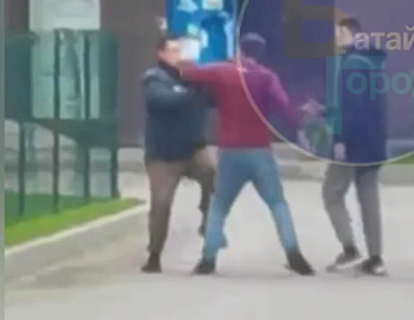 Двое «серых» возчиков мусора напали на батайчанина из-за замечания
