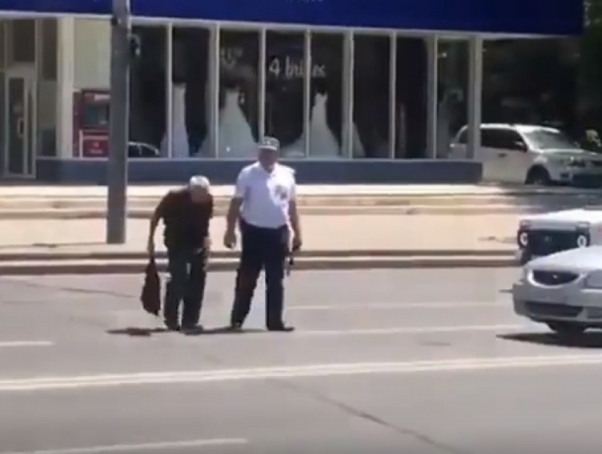 Доблестный полицейский провел дедушку сквозь бурный поток автомобилей в Ростове и попал на видео