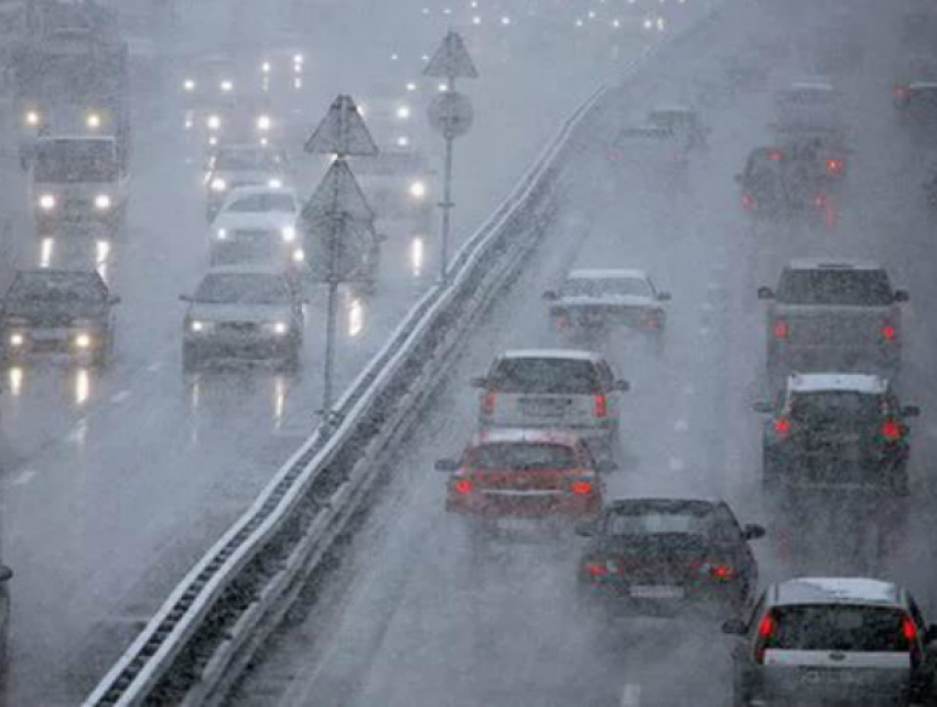 Резкое ухудшение погодных условий сделало очень опасным передвижение по дорогам Ростовской области