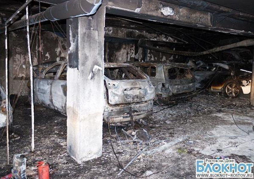 Первые фото со стоянки в ростовском бизнес-центре «Белый слон», где сгорели шесть автомобилей
