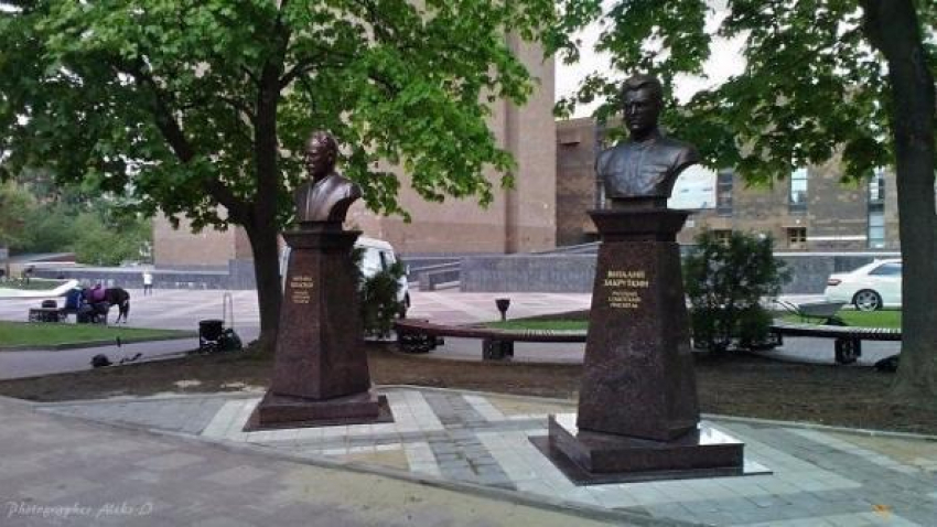 На Пушкинской установили бюсты донских писателей