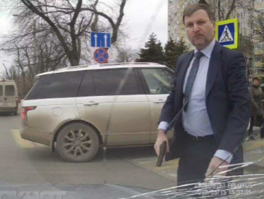 Против депутата гордумы, махавшего пистолетом на улице, возбудили уголовное дело в Ростове