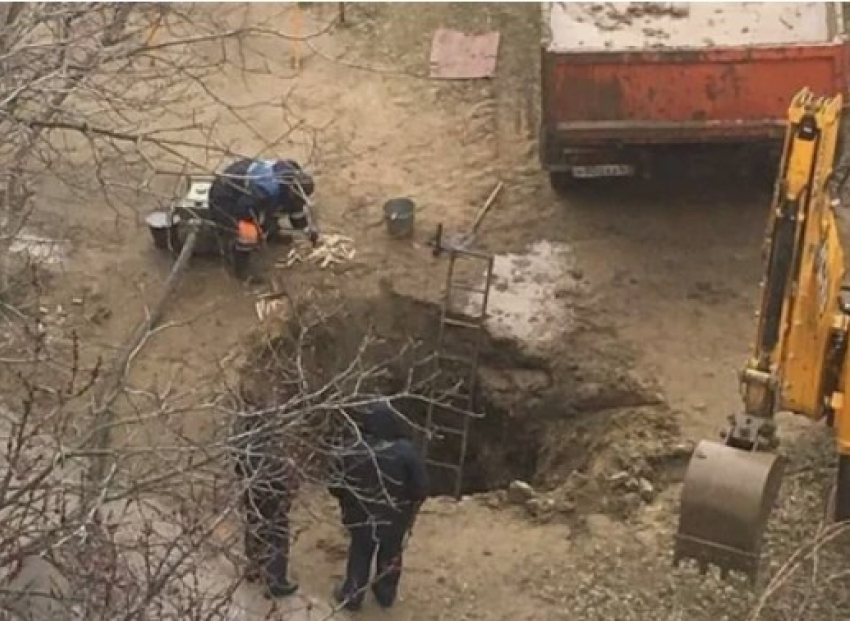 В Ростове водопроводную трубу починили с помощью чопиков