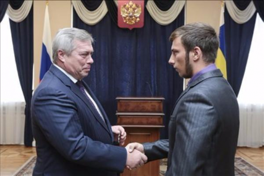 Медаль за спасение двух подростков получил донской студент 