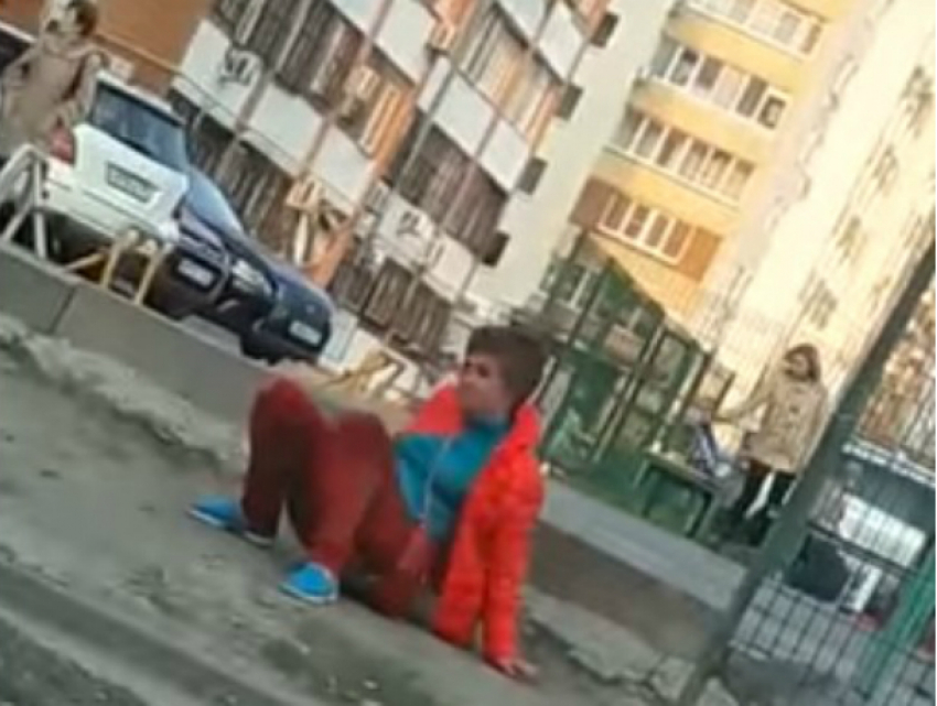 Низкое падение женщины в красном на улице Ростова рассмешило горожан и попало на видео 