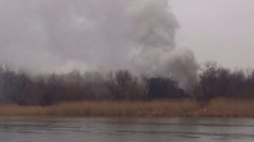 В Ростове пожар охватил часть Левого берега