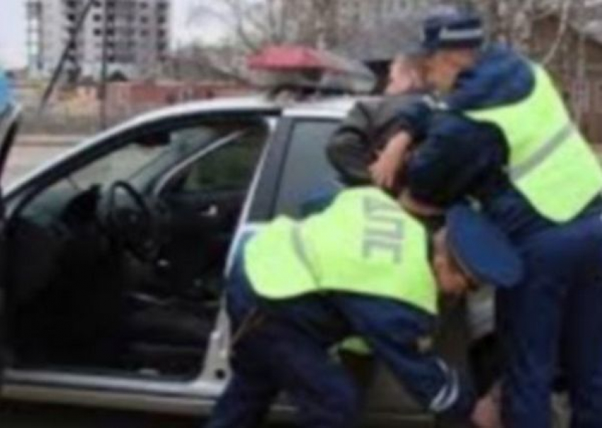 В Ростовской области пьяный судья в отставке нарушил ПДД и обматерил полицейских