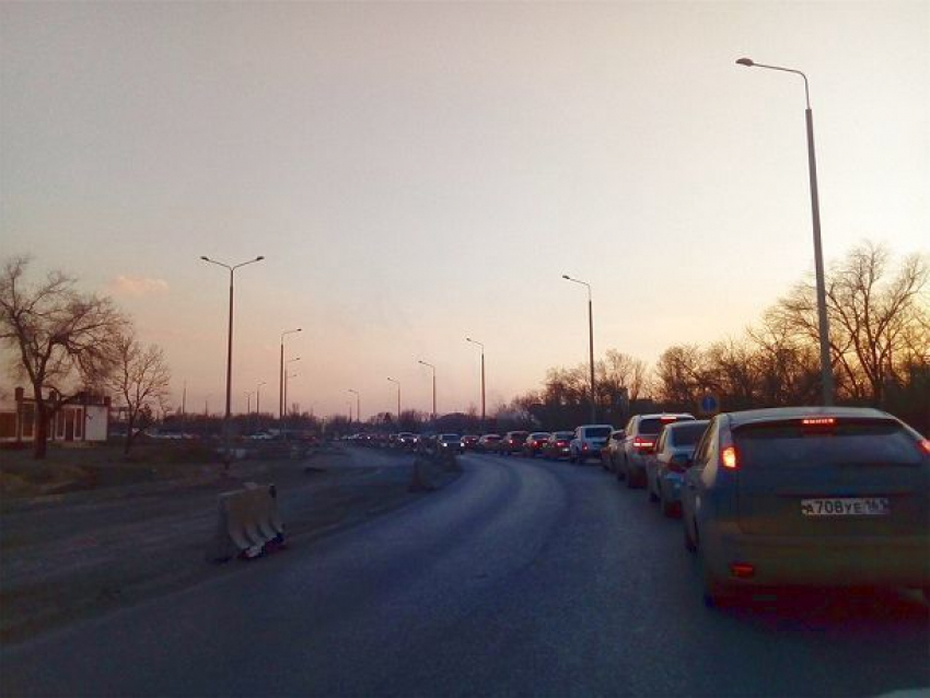 Огромная пробка образовалась в районе Ворошиловского моста в Ростове