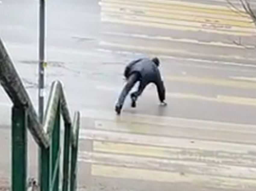 Пьяный пешеход стал героем курьезного видео в Ростове