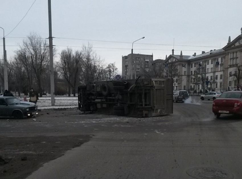 В Ростове на площади Народного ополчения перевернулась фура
