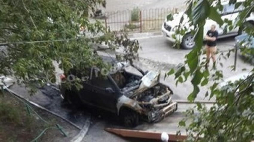 «Паркетник» Toyota Rav-4 сгорел в Ростове на Северном 