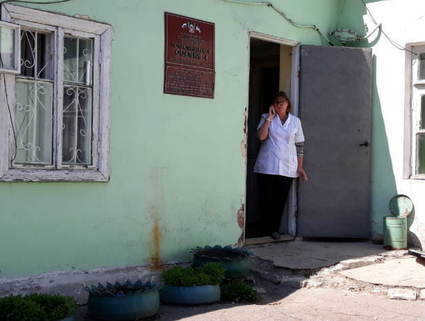 «Взамен предлагают идти уборщиками»: обслуживающую 10 тысяч человек поликлинику закрывают в Ростовской области