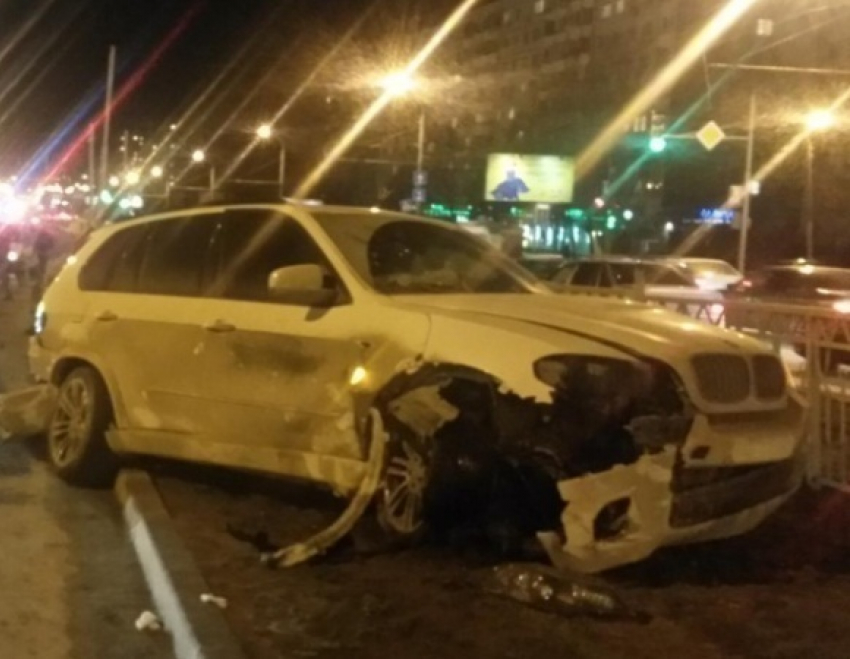 В Ростове «БМВ-Х5» протаранил «Деу»: пассажирка вылетела через стекло