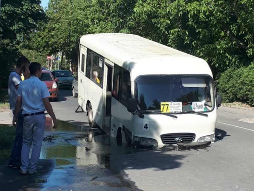 Маршрутный автобус с пассажирами «зарылся» носом в раскаленный асфальт на дороге под Ростовом