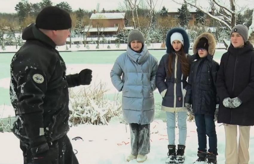 В Ростове водолазы провели для детей наглядный урок безопасности на льду