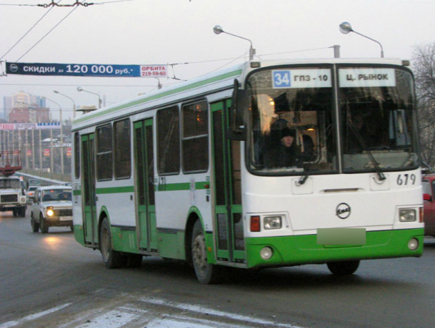 Сломавшийся автобус с пассажирами спровоцировал транспортный коллапс на проспекте Стачки в Ростове 