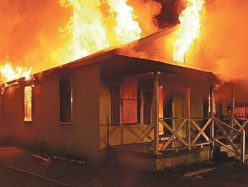 Мужчина насмерть отравился дымом при пожаре в частном доме Ростовской области