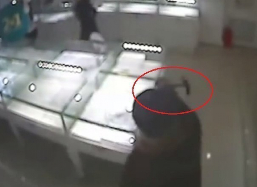 Пенсионерка, напавшая на ростовский ювелирный салон с молотком и ножницами, попала на видео