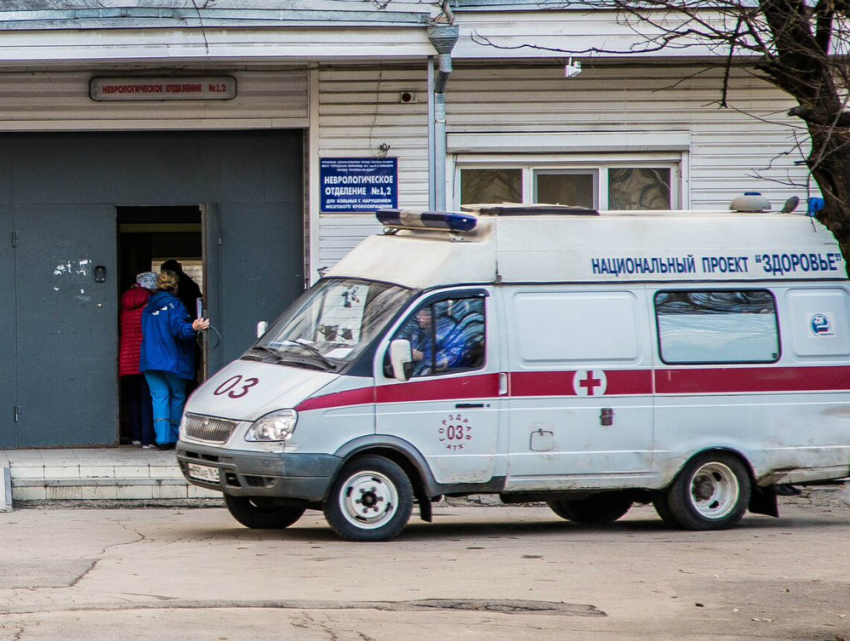 Две женщины попали в больницу после столкновения иномарки с маршруткой в Ростове