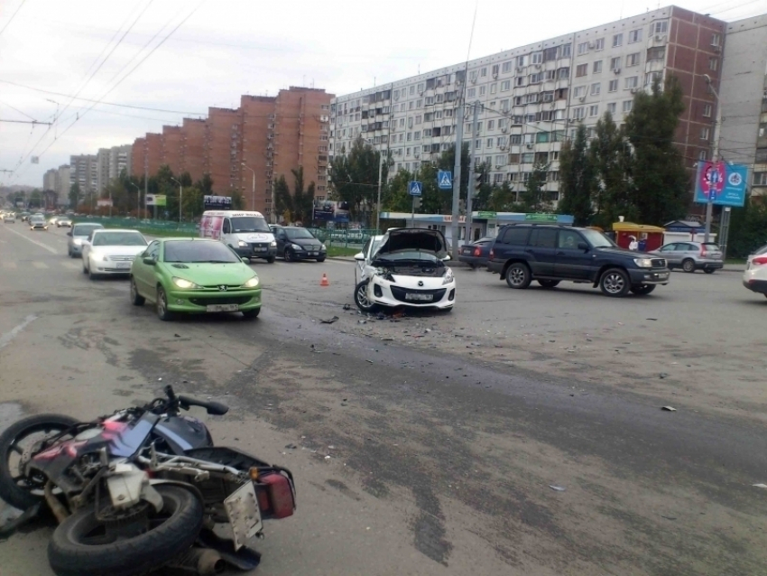 В Ростове столкнулись мотоцикл «Хонда» и автомобиль «Мазда»: байкер получил травмы
