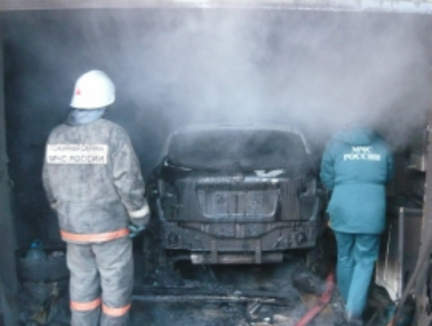 Шикарный «Мерседес» сгорел вместе с гаражом в жилом квартале Ростовской области
