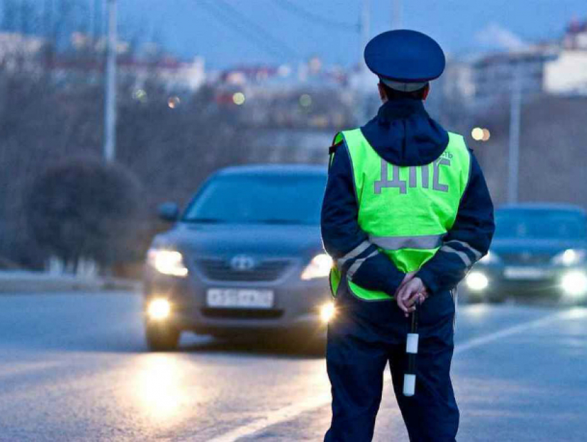 Водитель внедорожника прокатился по ногам инспектора ДПС у стадиона Ростова
