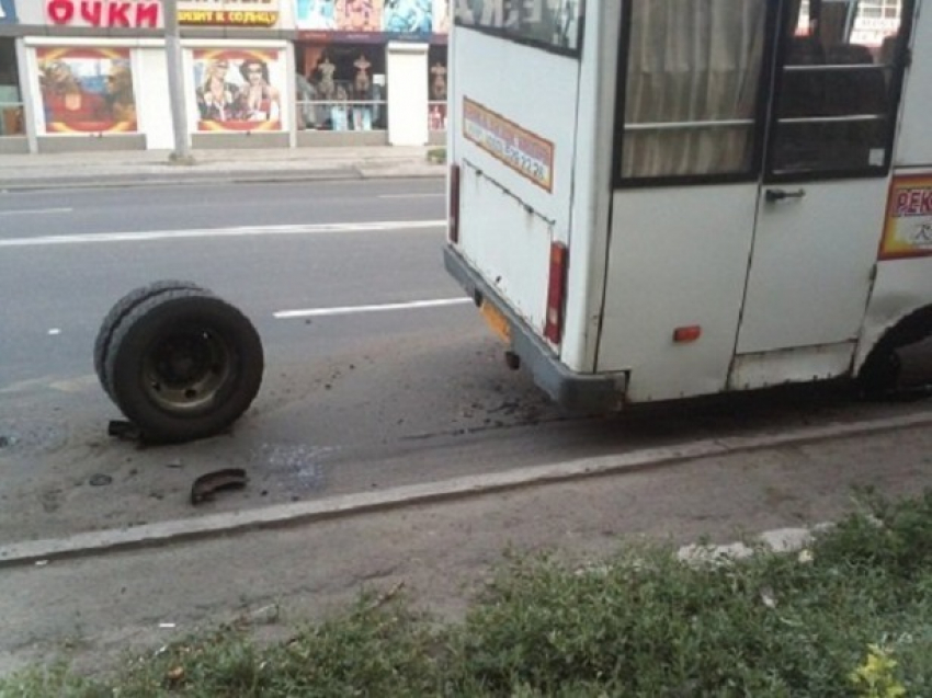 Отлетевшее от маршрутки колесо покалечило пенсионера в Ростове-на-Дону