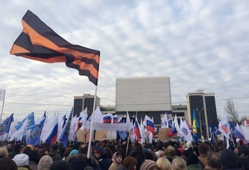 Ростовский митинг в честь годовщины присоединения Крыма к России собрал порядка 10 тысяч человек