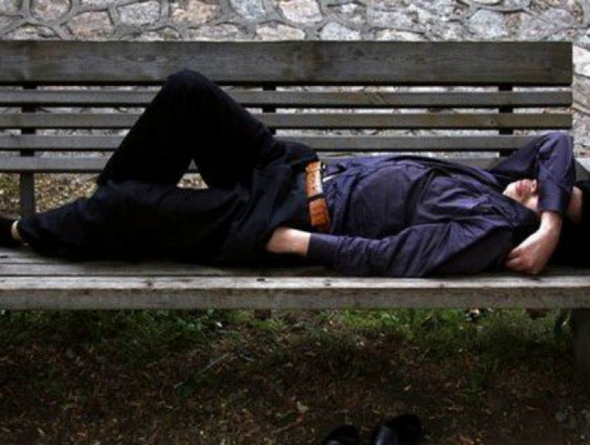 Уснувшего на лавочке молодого человека ограбили на глазах у равнодушных прохожих в Ростове