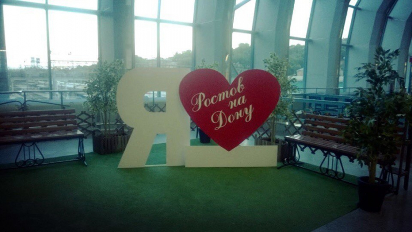 Горожане встретили критикой новое место для фотосессий на главном железнодорожном вокзале Ростова  