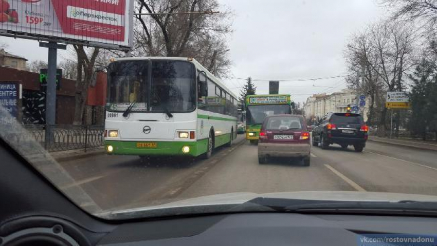 В Ростове водитель автобуса обгонял «конкурента» по встречной полосе