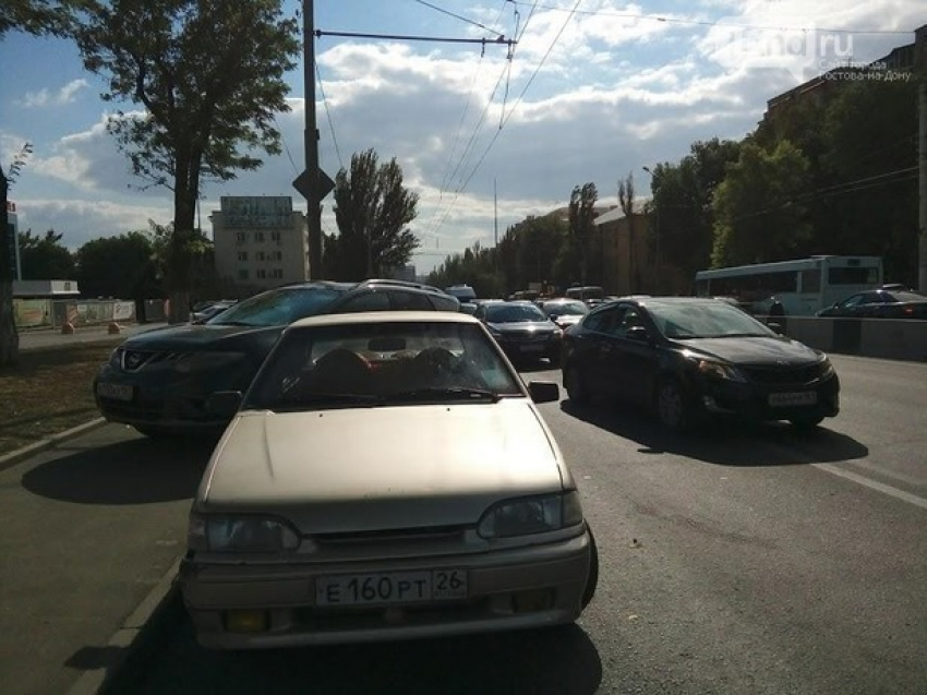 Водители автомобилей захватили автобусную полосу в Ростове