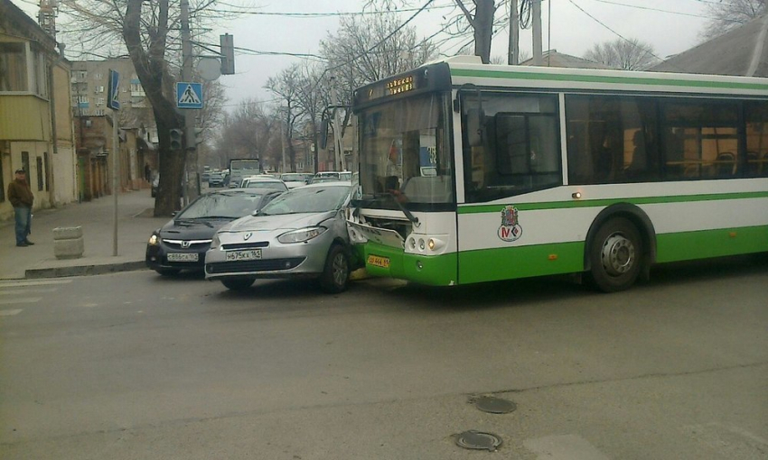 Пассажир ростовского городского автобуса ранен в аварии 