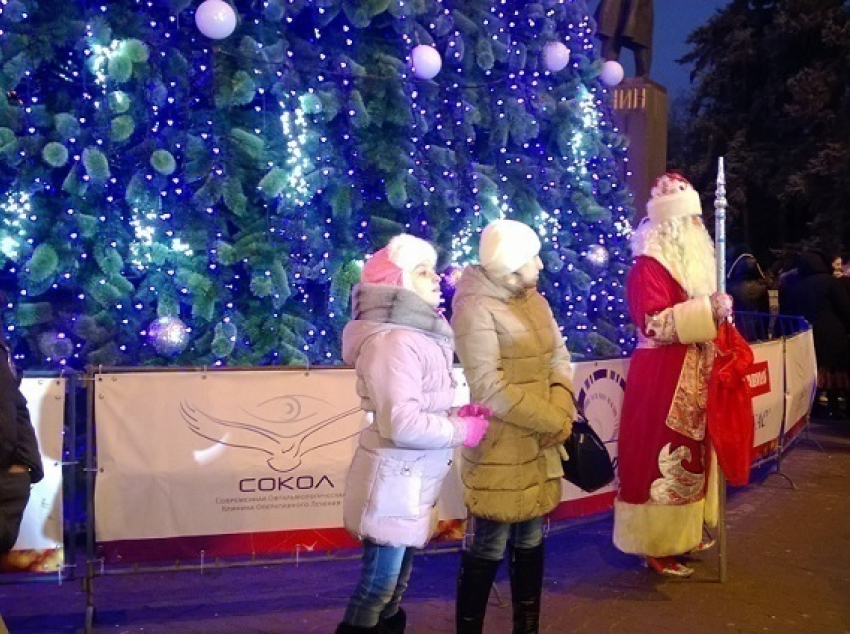 В Ростове-на-Дону торжественно зажгли главную новогоднюю елку