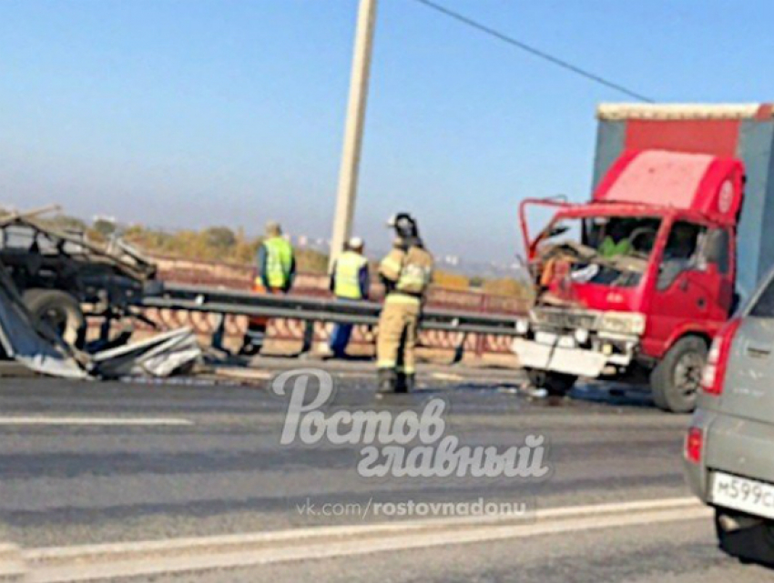 Фура разнесла машину дорожных рабочих на трассе в Ростовской области