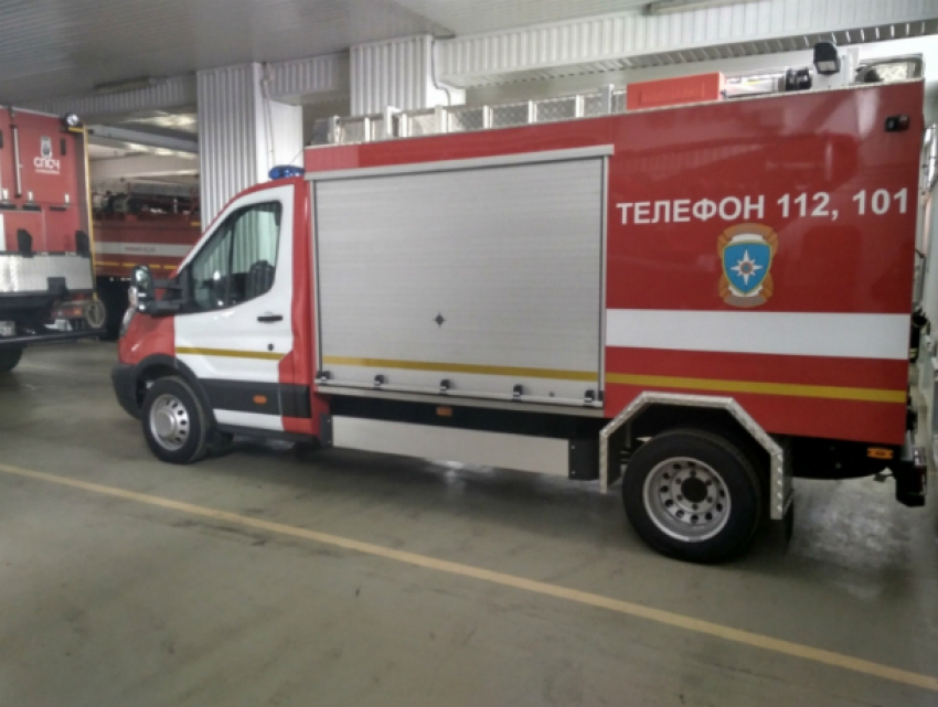 Способный пробивать железобетонные стены струей воды спецавтомобиль получили ростовские пожарные
