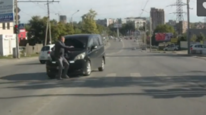 В Ростове жестокое ДТП с пострадавшим пешеходом попало на видео 