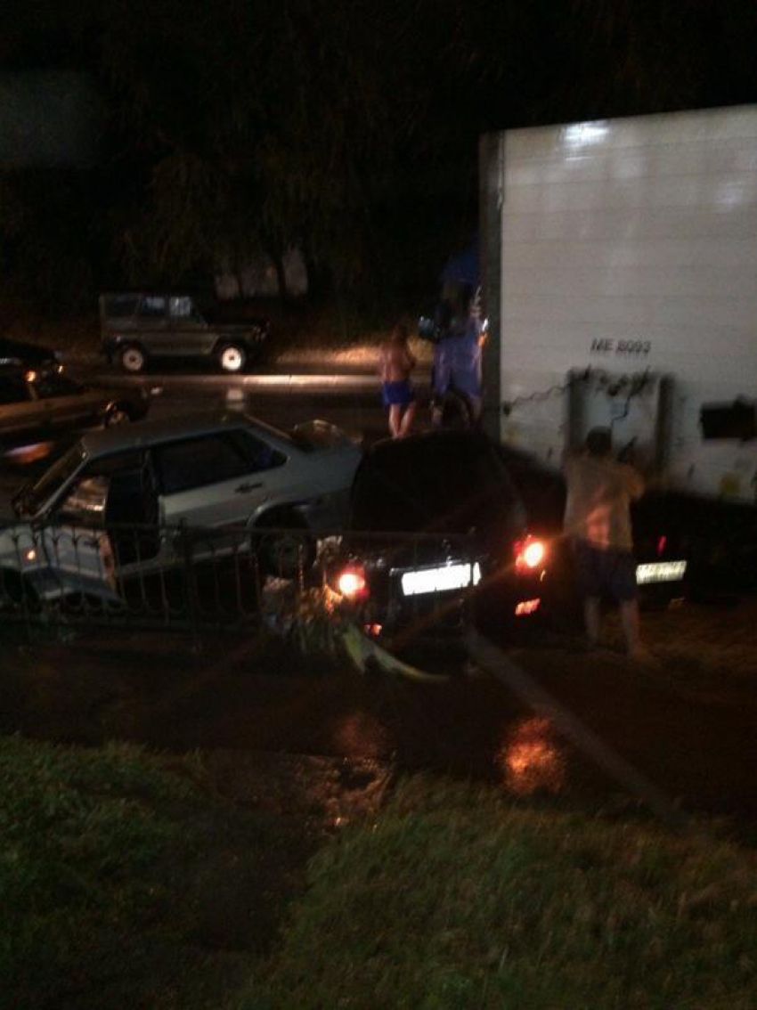 На Малиновского перевернулась фура и сбила несколько машин