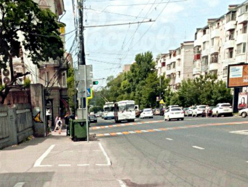 Разрисованный под парковку тротуар в центре Ростова возмутил и озадачил местных жителей