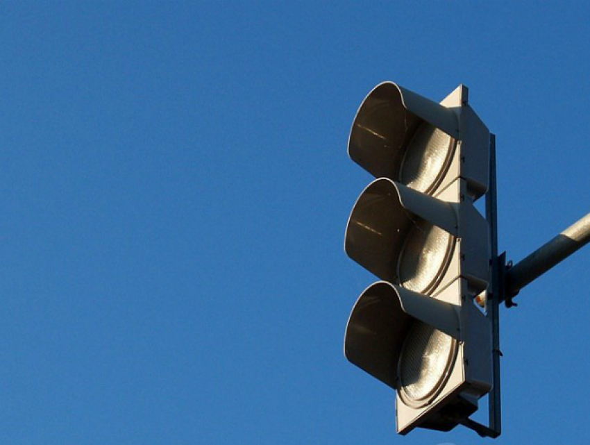 "Сумасшедший» светофор стал причиной огромной пробки на улице Лесопарковая в Ростове