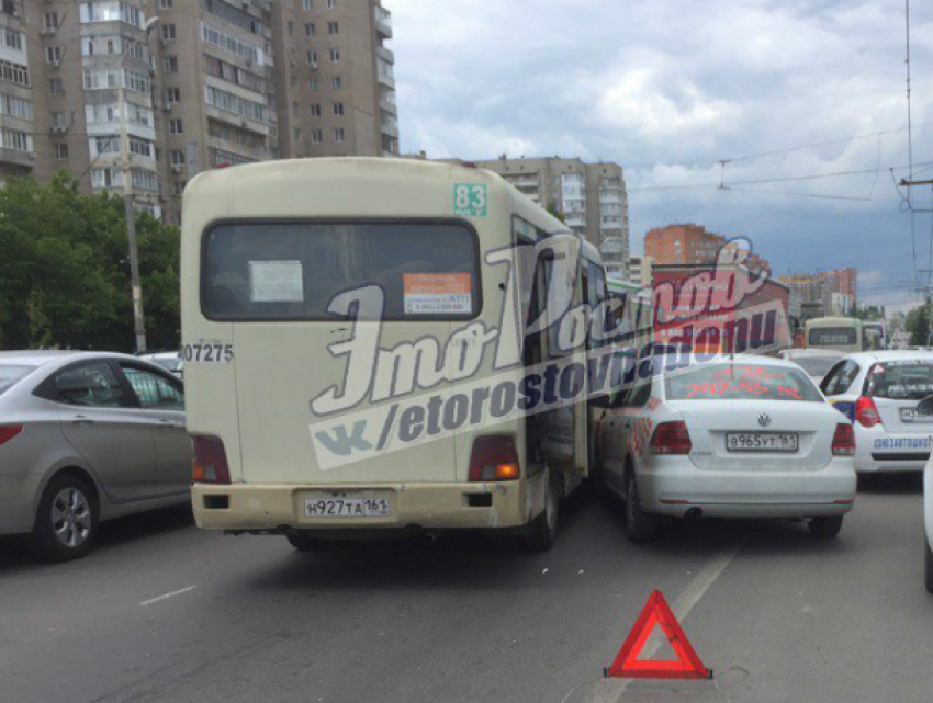 Столкновение автомобиля такси и маршрутки спровоцировало большую пробку в Ростове