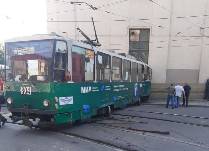 В Ростове трамвай сошел с рельс и протаранил здание Лендворца