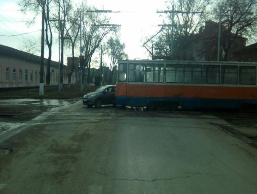 Трамвай и такси столкнулись в центре Таганрога