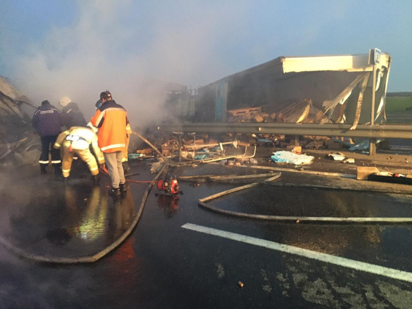 На трассе в Ростовской области после ДТП загорелась фура