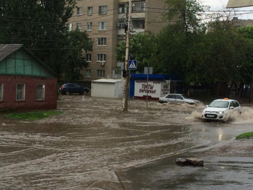 В Ростове из-за ливня машины «поплыли» по центральным улицам города