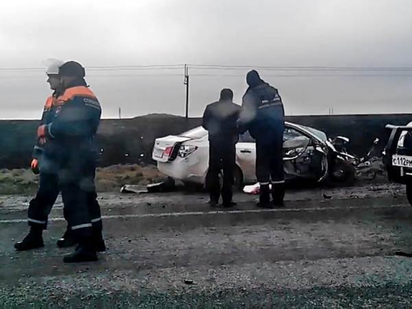 В Ростовской области в ДТП с тремя машинами разбились семь человек. Фото, видео