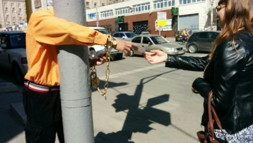 Промоутера приковали наручниками к столбу в Ростове 