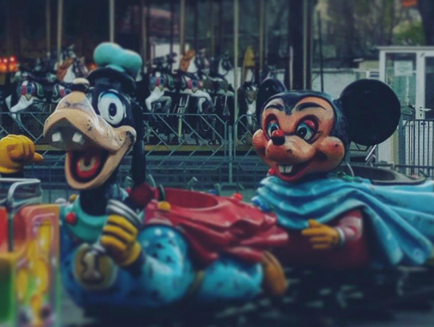 Слезы ужаса на глазах у детей вызвали «безобразные улыбки» Дональда и Микки в парке Ростова