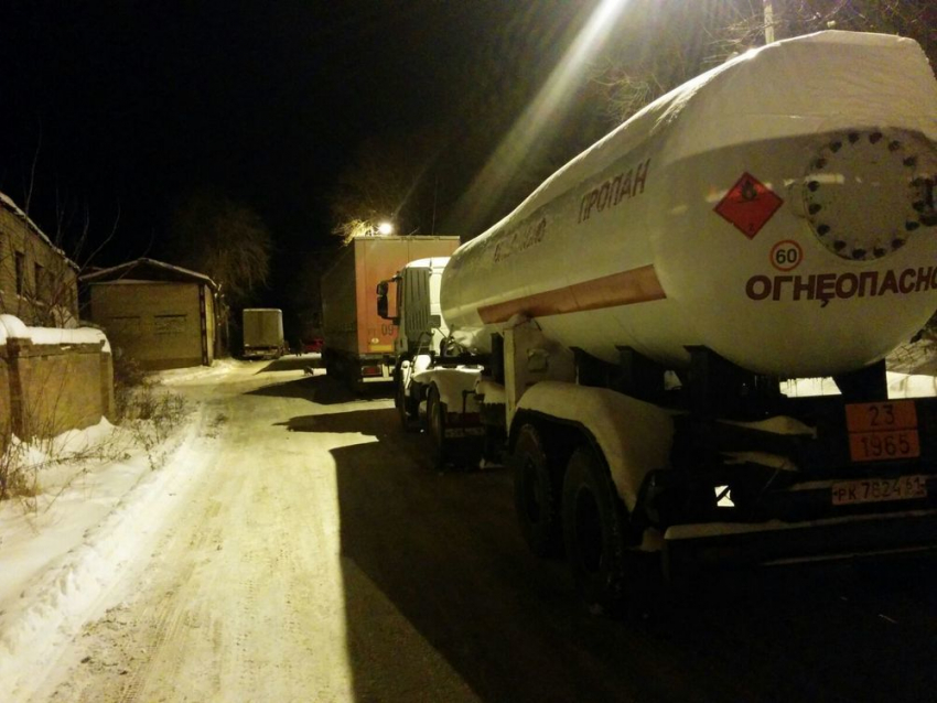 Колонна большегрузов застряла в Новочеркасске из-за снега 