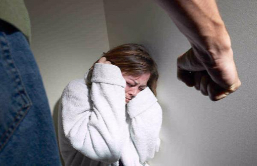 Грабитель жестоко расправился со знакомой, сжег дом и угнал машину